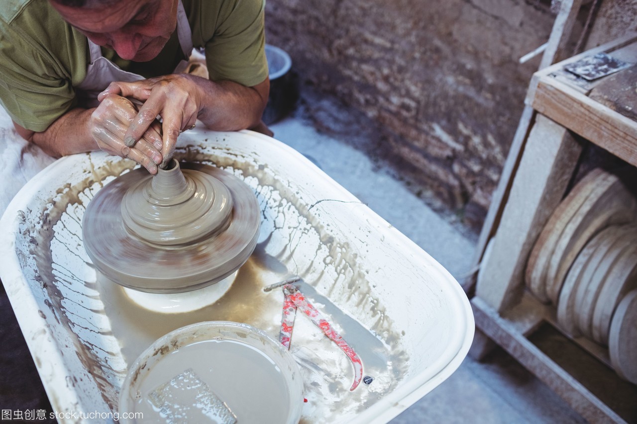 人在陶器车间制造陶瓷产品